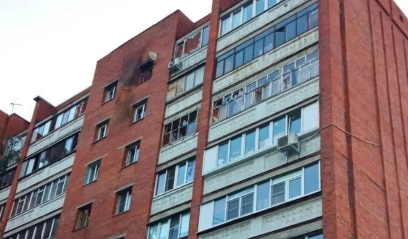 Беспилотник врезался в жилой дом в Курске 