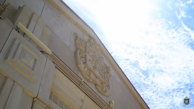 Фасад здания в Новом Херсонесе украсил имперский герб Севастополя