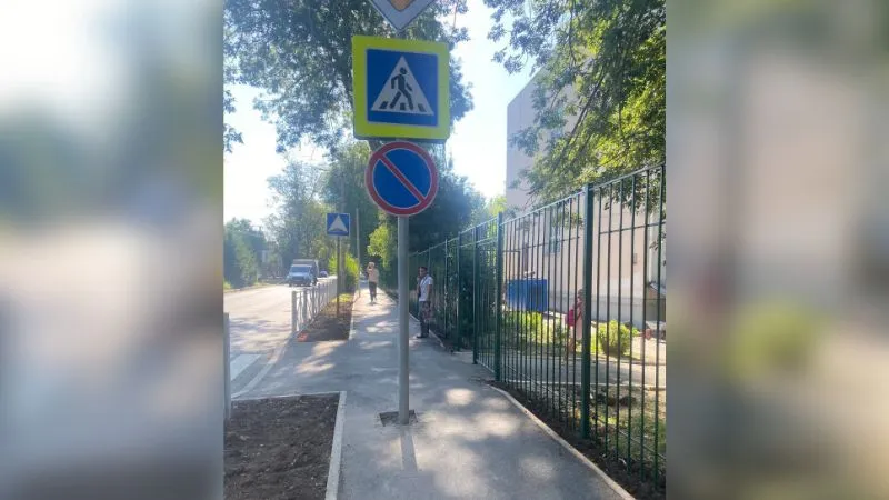 В Крыму дорожный знак вырос посреди узкого тротуара