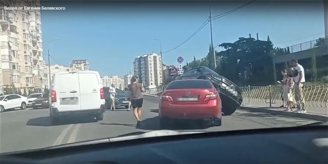 В Севастополе машина взобралась на другую 