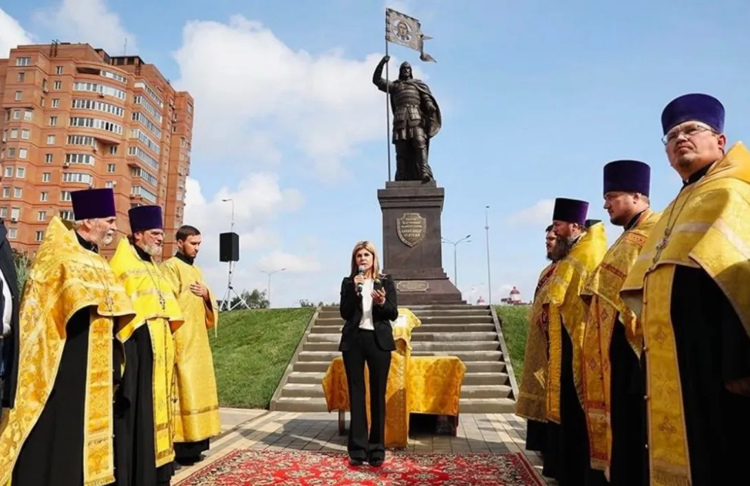 Памятник Александру Невскому украсила цитата певца Shaman