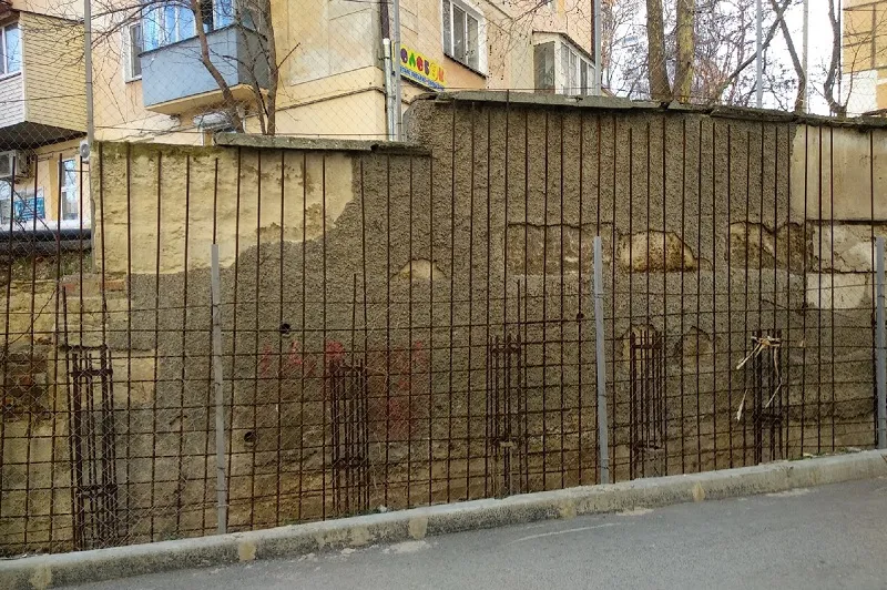 Почему рухнувшую в Севастополе шесть лет назад подпорную стену никак не отремонтируют