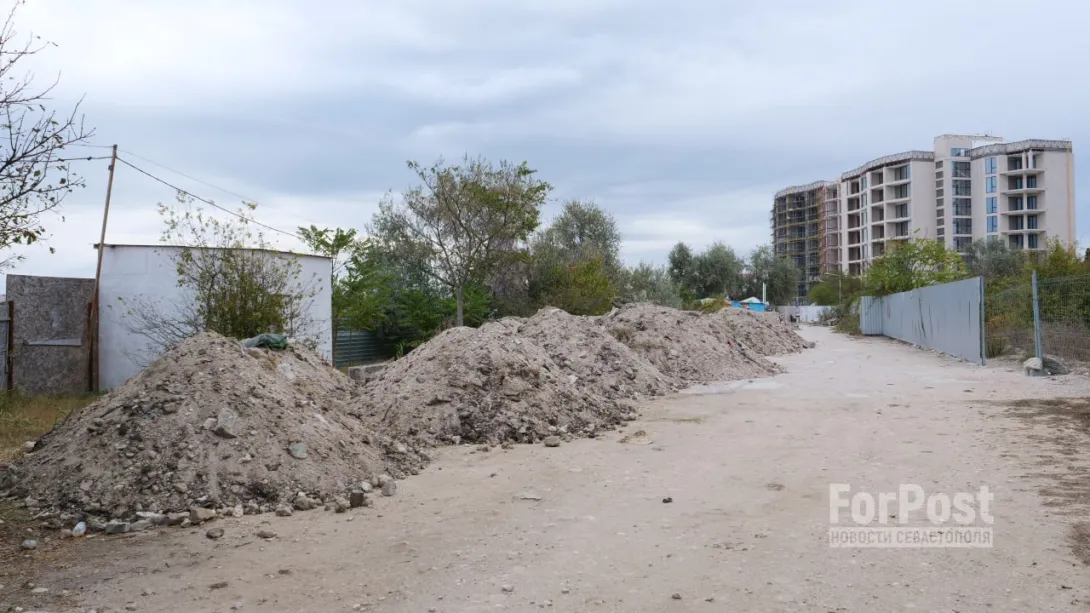Строительный мусор сбросили прямо у севастопольского пляжа Омега