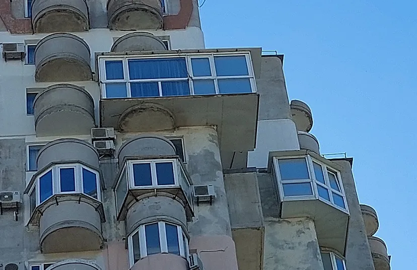 Житель севастопольской улицы Астана Кесаева плевал на всех с высокой башни