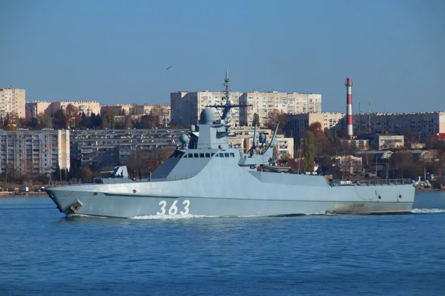 «Подбитый» Украиной корабль ЧФ принимает участие в учениях в Севастополе