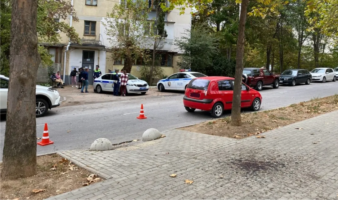 В Севастополе ребенок бежал через дорогу и попал под машину 