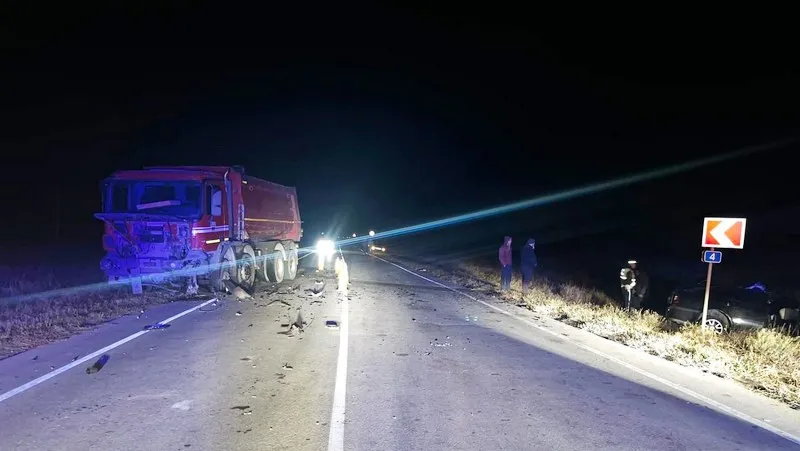 Водитель легковушки погиб под колёсами самосвала в Крыму