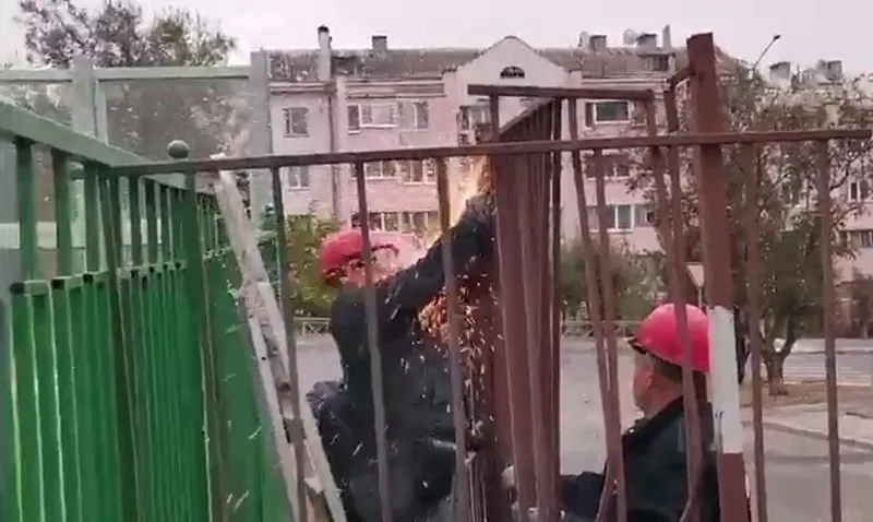 В Севастополе жильцам многоквартирного дома не дали отгородиться от мира 