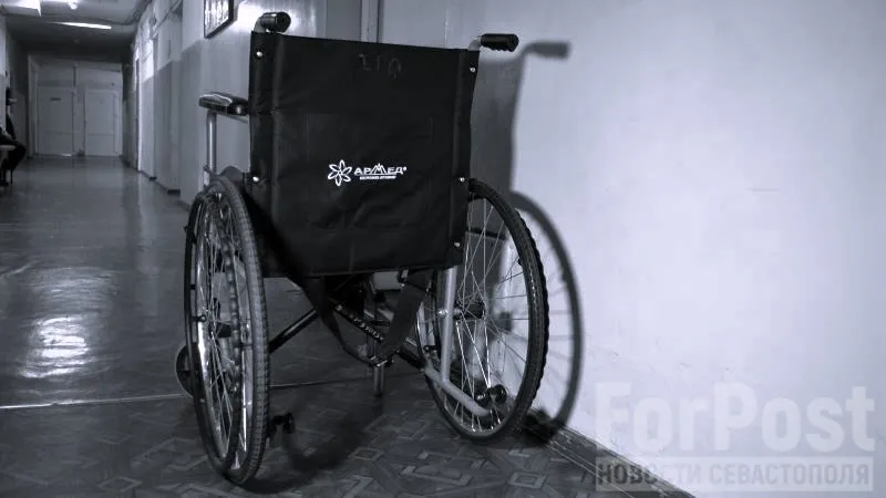 Инвалид-колясочник из Крыма не может попасть в квартиру без помощи соседей