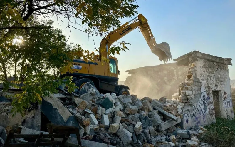 В Гагаринском районе Севастополя сносят заброшенные объекты