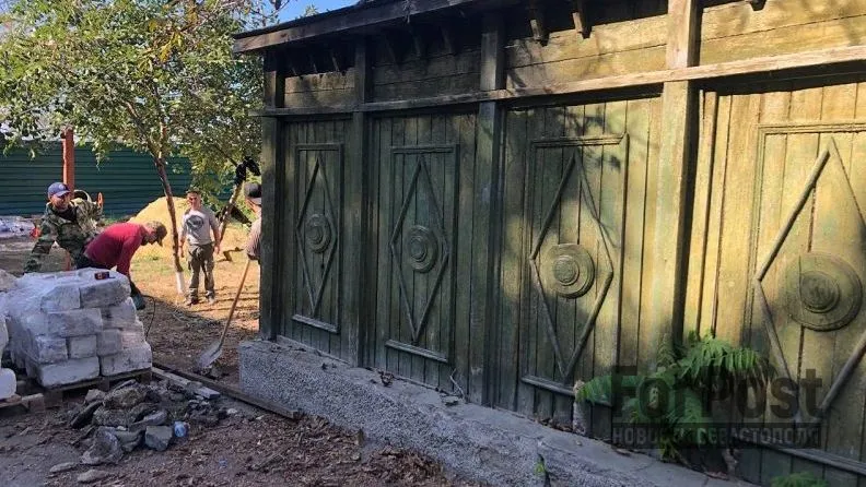 Севастопольцам предлагают дать вторую жизнь старому забору