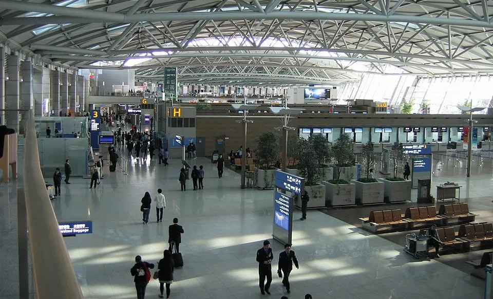 Бежавшие от мобилизации россияне уже год живут в аэропорту Южной Кореи