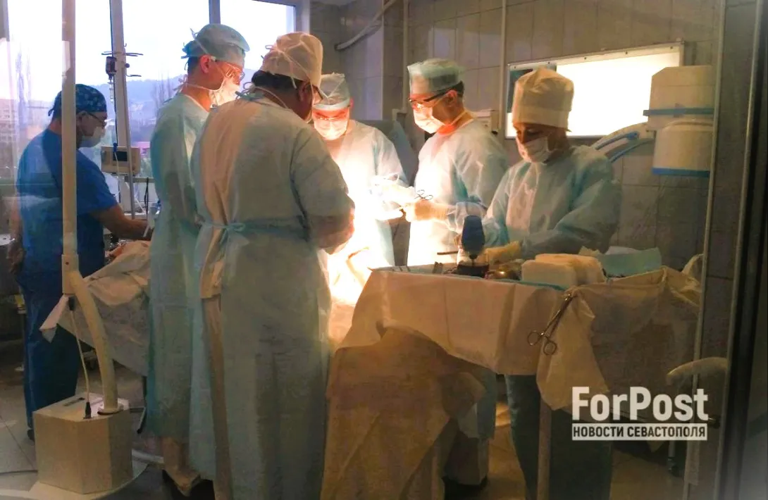 Севастопольские медики борются за жизнь человека, раненного во время атаки беспилотников
