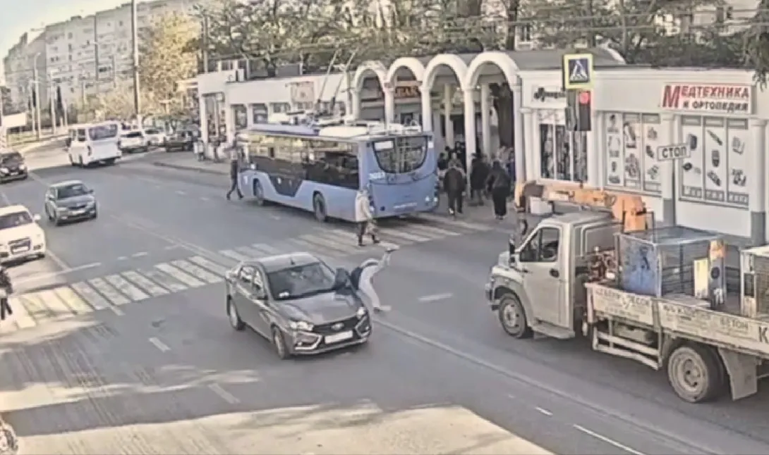 В Севастополе столкнулись едущий на «красный» и бегущая вне перехода 