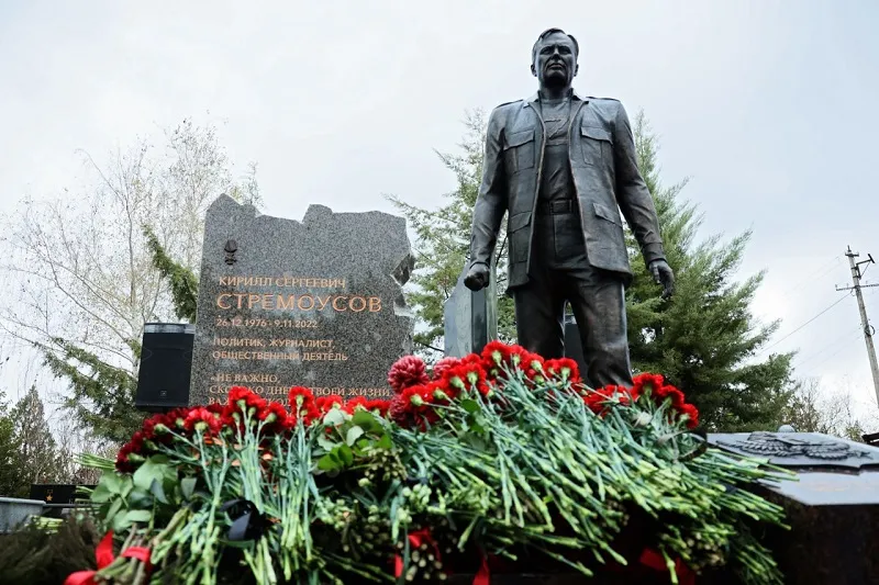 Погибшему год назад Кириллу Стремоусову в Крыму открыли памятник