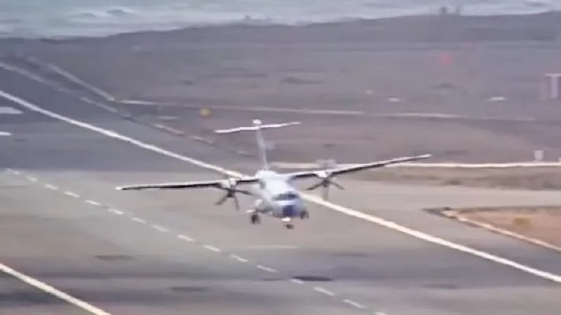 Самолёт, подпрыгивающий на полосе, попал на видео