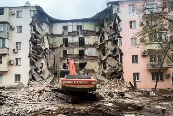 В Астрахани 115 жильцов частично рухнувшей пятиэтажки получили первые выплаты