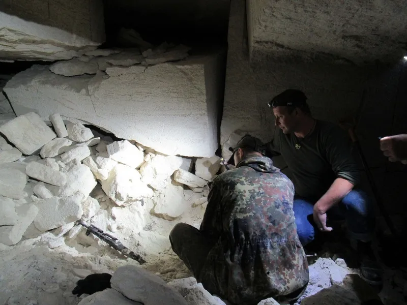 Поисковики наткнулись в крымских каменоломнях на неизвестную раньше надпись