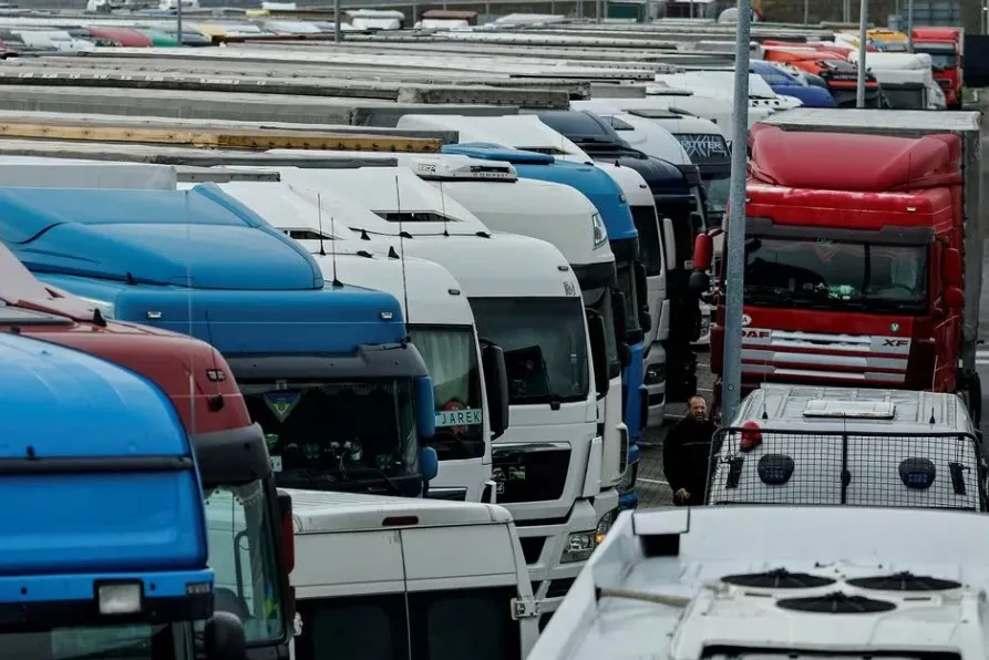 В Польше заявили о подозрительном исчезновении машин с гумпомощью для Украины 
