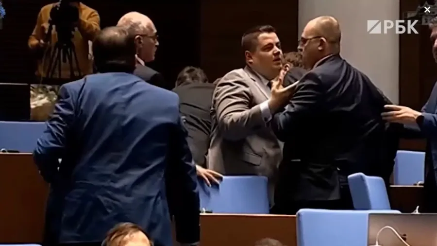 В парламенте Болгарии устроили стычку из-за поставки Киеву списанных БТР
