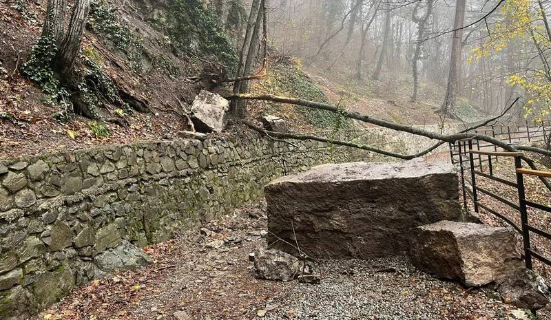 Проход к самому высокому водопаду Крыма закрыт из-за обвала