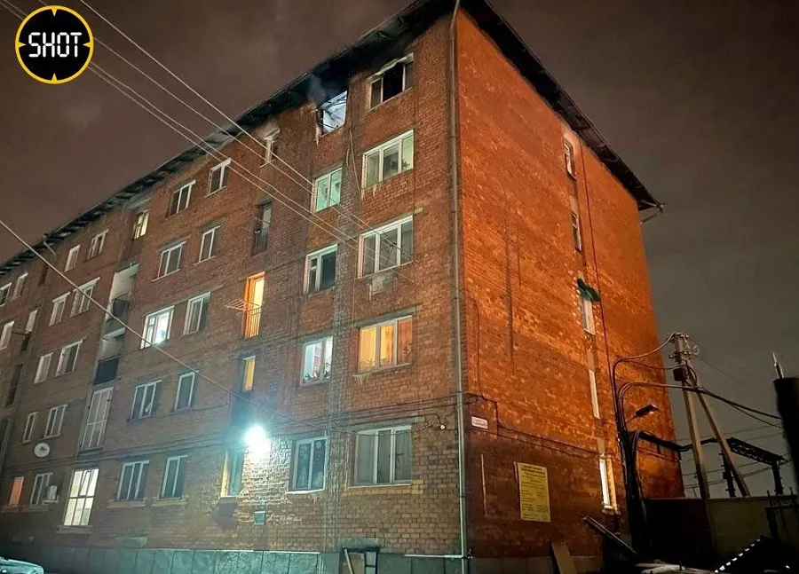 Мать спасла на пожаре двух маленьких детей, сбросив их с пятого этажа