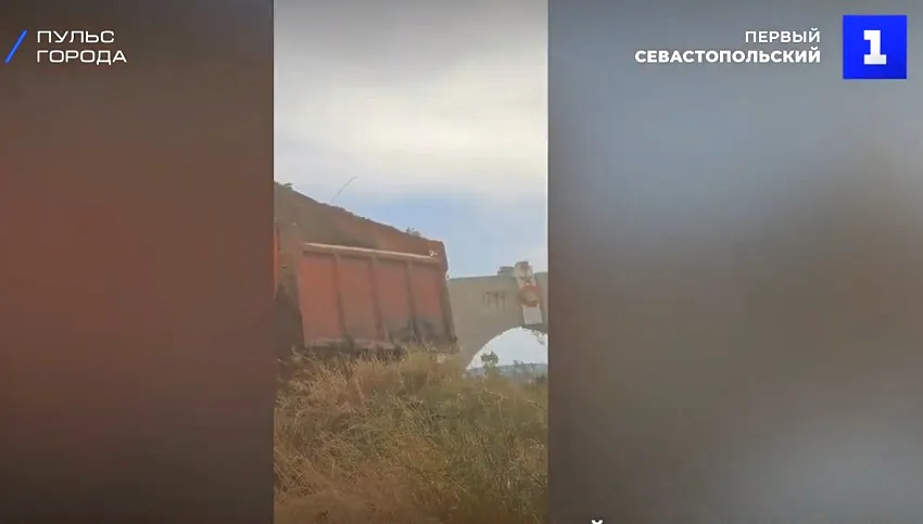У арки на въезде в Севастополь появилась незаконная свалка