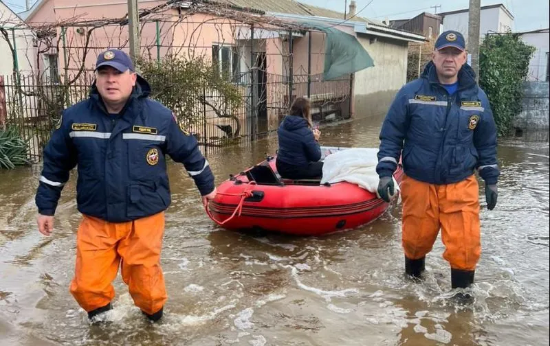 Некоторые дома ещё затоплены: почему в Крыму никак не поборют последствия шторма 