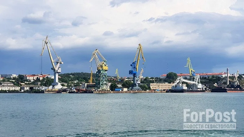 Судоремонтный завод в Севастополе ремонтируют после ракетной атаки Украины