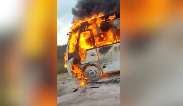 В Севастополе во время движения загорелся городской автобус 