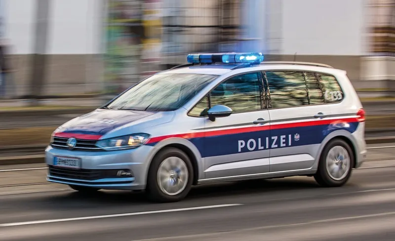 В Австрии полицейский с буквой Z на шлеме оказался в центре скандала