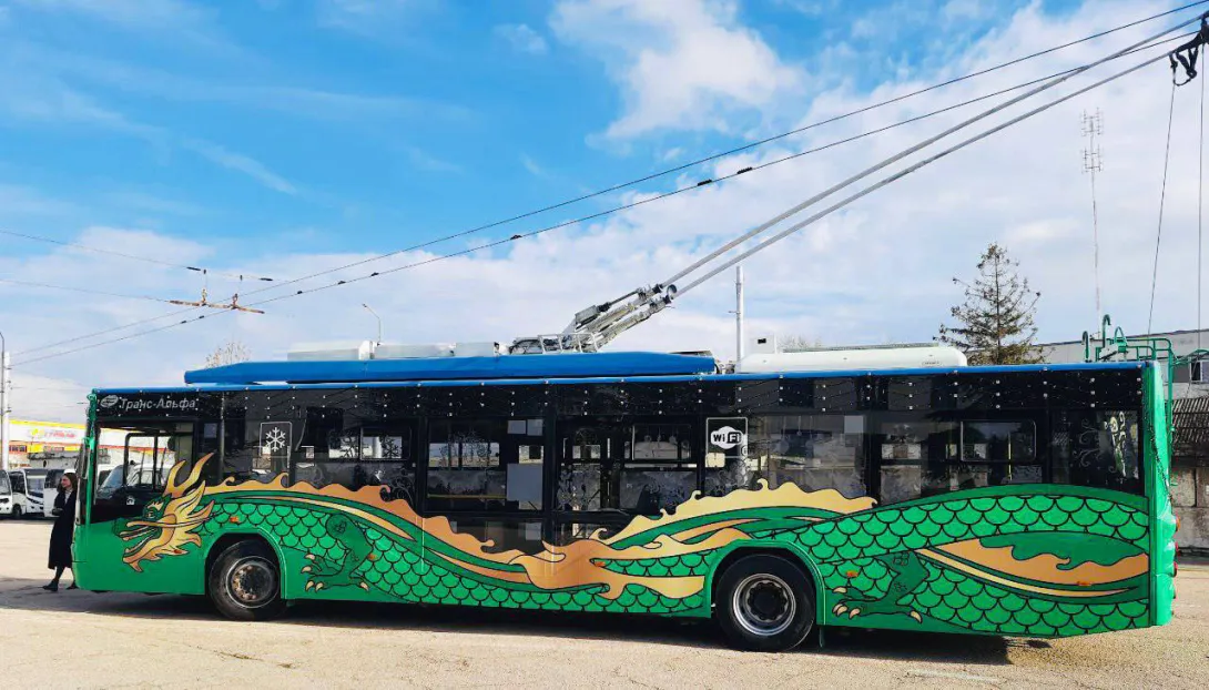 В Севастополе появился троллейбус с драконом