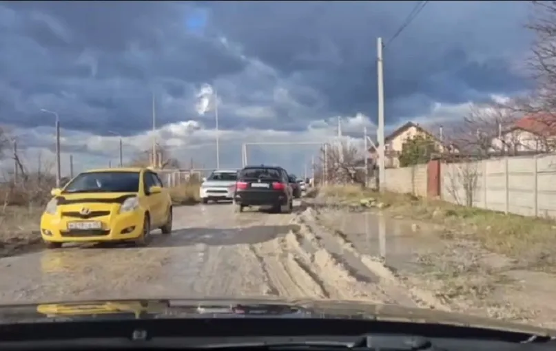 Севастопольским садоводам испортили ими же отремонтированную дорогу