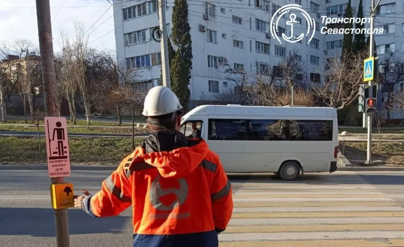 На оживлённой магистрали Севастополя заработал новый светофор