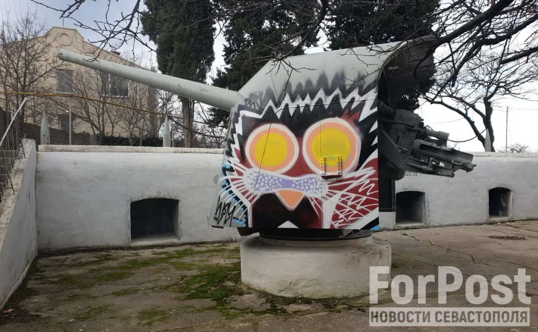 В Севастополе вандалы изрисовали 11-ю береговую батарею 