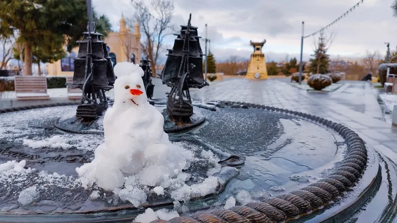 Севастопольские снеговики соревнуются размером и художественным подходом