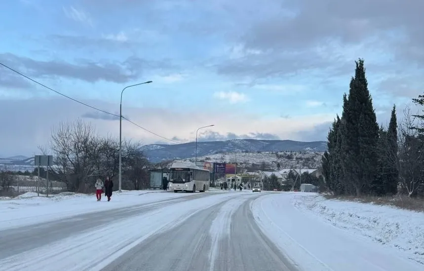 На снежных дорогах Севастополя пробки и аварии 
