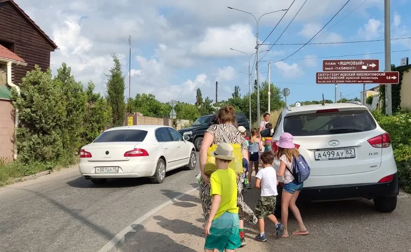 Севастопольцы просят власти обустроить тротуар возле монастыря на Фиоленте