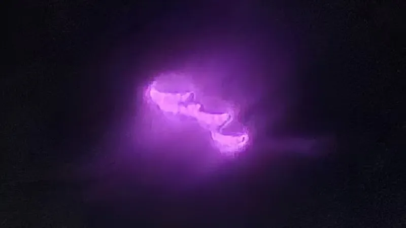 С пассажирского самолёта на видео сняли фиолетовый НЛО