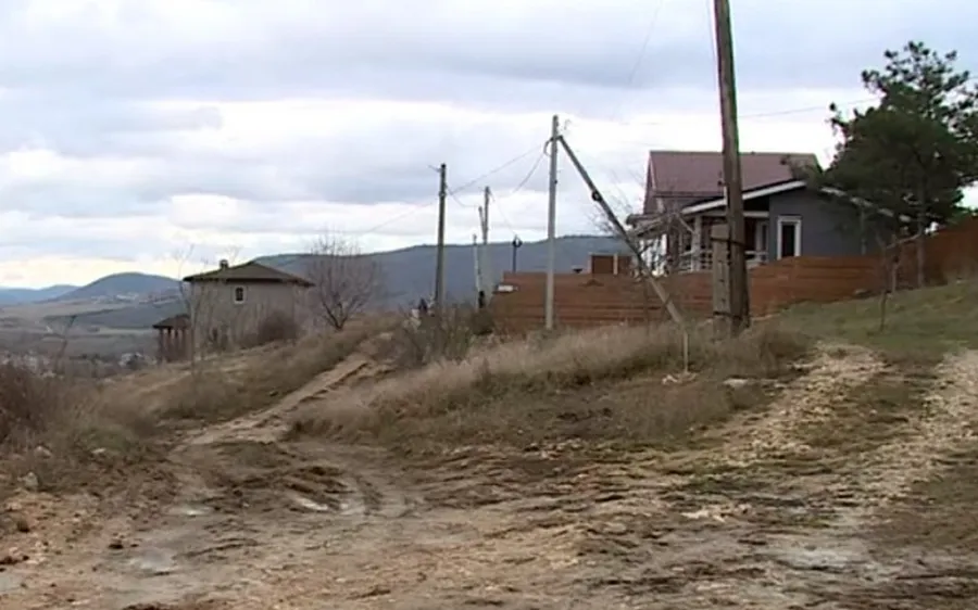 В Севастополе городские жители Балаклавы много лет ходят по бездорожью