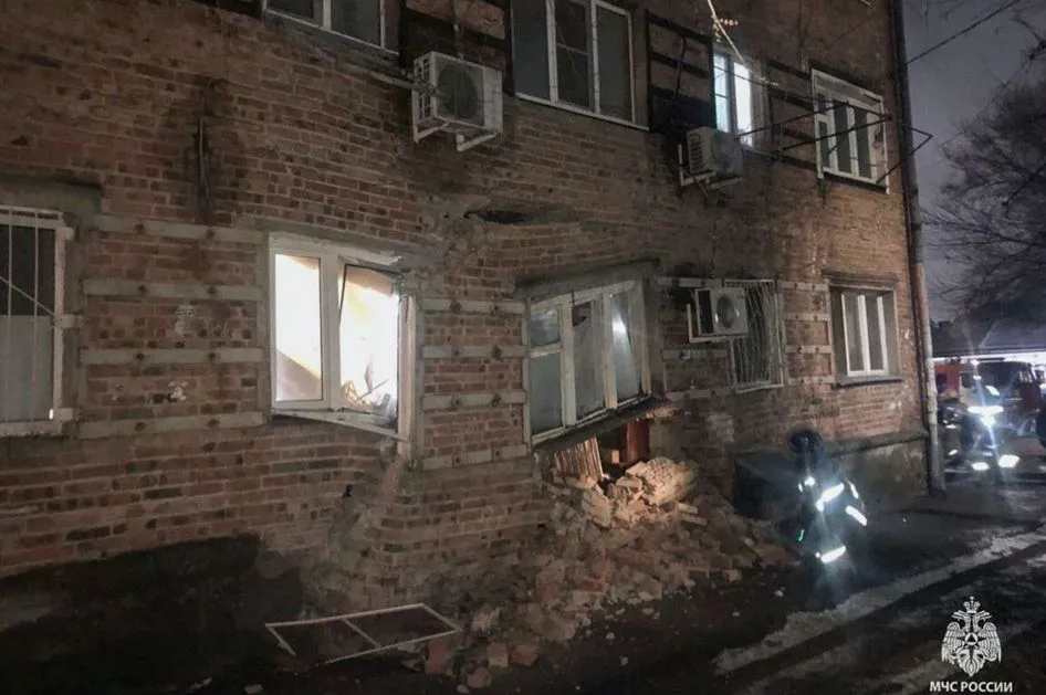 В Ростове-на Дону рухнула стена аварийного жилого дома, под угрозой весь подъезд