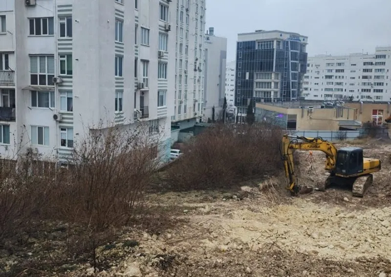 Подозрительная подпорная стена в Севастополе остается под вопросом
