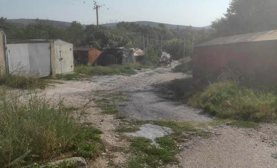 Жители севастопольского поселка добиваются нормальной дороги к школе