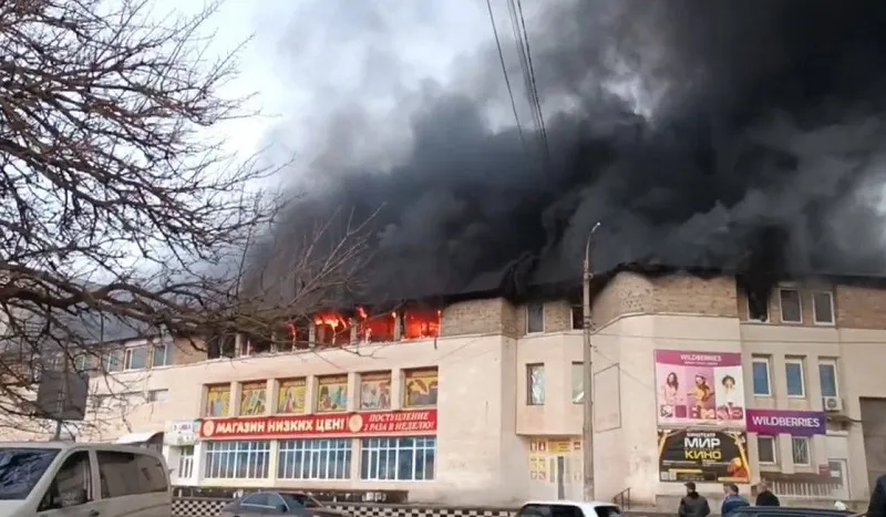 В Крыму из горящего торгового центра спасли 15 человек