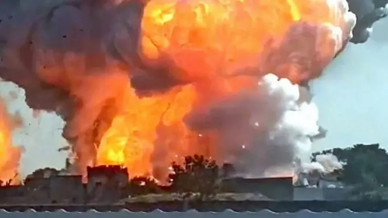 Взрыв на заводе фейерверков ощутили на расстоянии 15 километров
