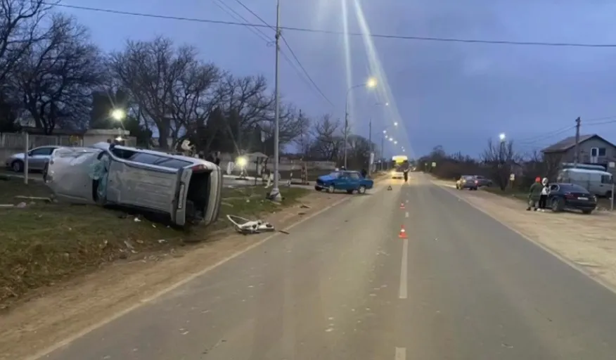На Фиолентовском шоссе в Севастополе опрокинулся автомобиль 