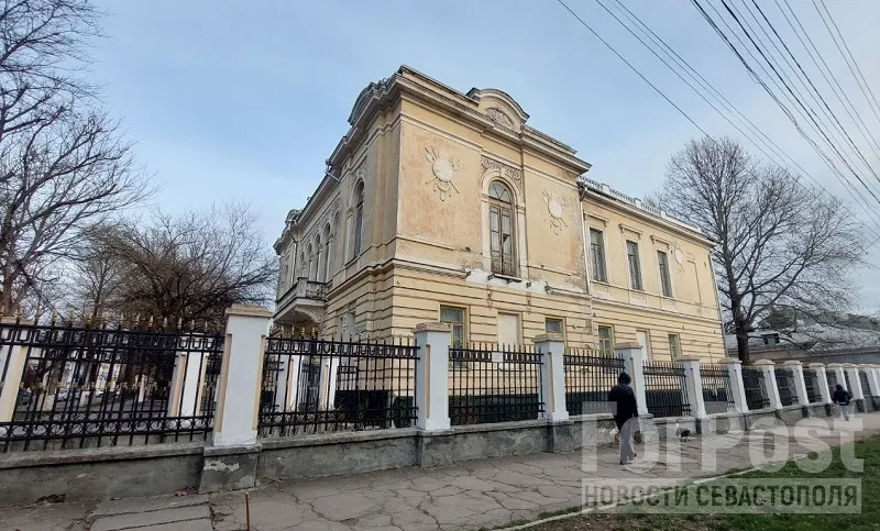 Где хранится коллекция главного художественного музея Крыма во время реставрации