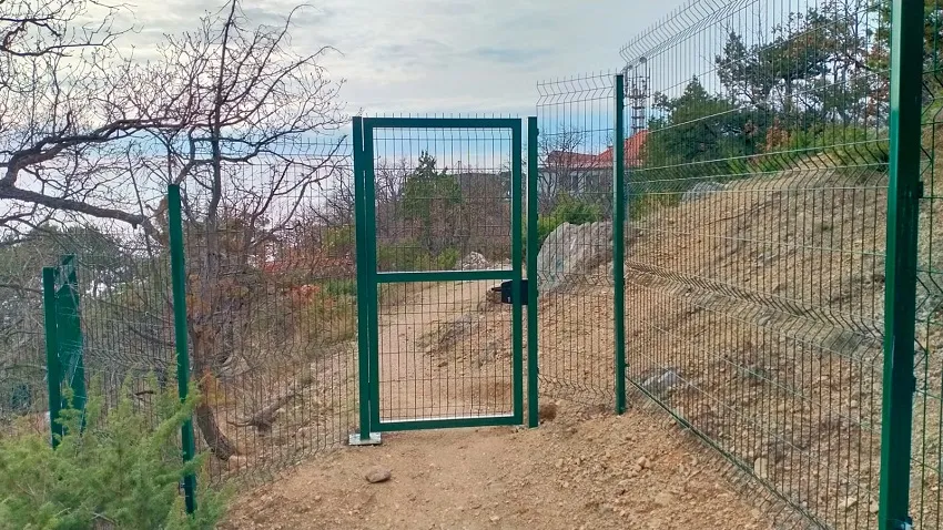 Часть прибрежной зоны на границе севастопольского заказника огородили забором