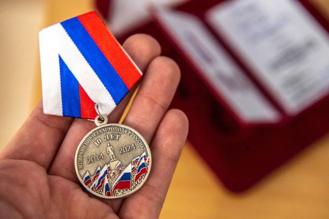 Первую медаль в честь 10-летия возвращения Севастополя в Россию получил Алексей Чалый