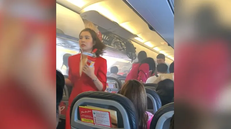 Небольшой взрыв в самолёте вызвал панику среди пассажиров